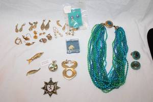 lot 395 image: Jewelry selection. Includes a teal necklace and clip earring set, 15 pairs of fashion earrings and pendants.