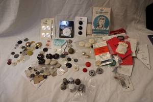 lot 361 image: Vintage button, sewing thread and thimble selection. Varying materials and shapes.