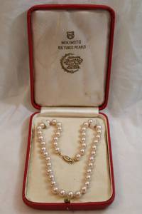 lot 419 image: Cultured pearl necklace 14L. No markings. Vintage push button non original Mikimoto Pearl box.