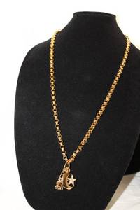 lot 411 image: Kirks Folly 30L large link gold tone necklace with large spring ring clasp. Detachable pendant charm. No marks but likely Kirks Folly