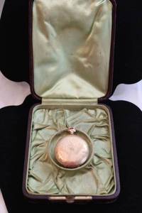 lot 424 image: 14K yellow gold Warranted 25-year anniversary pocket watch in fitted period case. Marked Warranted 14K 25 year 7044407. Engraved on both sides. Front case separated and chain loop missing. Crystal intact.