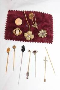 lot 431 image: Antique Victorian jewelry. Includes stickpins, Flower form pins and broochpins (one is enameled). All pins have C-clasps. Unmarked but likely 10K-12K gold filled. Please verify at preview.