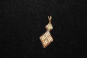 lot 452 image: 14K yellow gold segmented and graduated diamond shaped flexible mesh pendant. Marked 14K. Approx 1.5L. Matches Lot 266