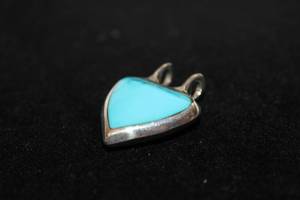 lot 464 image: Sterling Silver bezel set Turquoise and Black Onyx double sided slide pendant. Turquoise on one side and Black Onyx on reverse.  1L