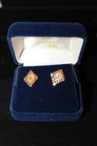 lot 444 image: 14K yellow gold diamond shaped flexible mesh poststud earrings. Marked 14K IG (Imperial Gold). In box. Matches Lot 274