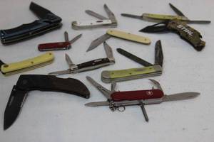 lot 278 image: Pocket Knives and Swiss Army knives, see pictures