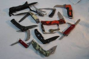 lot 280 image: Pocket Knives Camo knife, SOG knife, Key knife, Winchester 2007, and more, see pictures