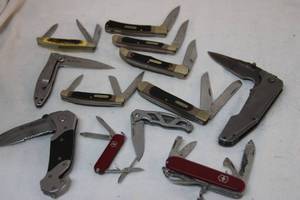 lot 281 image: Pocket Knives Smith & Wesson, Kershaw, Gerber, Koffman Richter and Old Timers