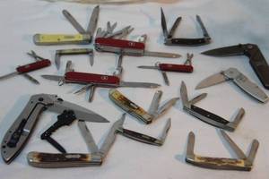 lot 283 image: Pocket Knives Swiss Army, SOG key knife, Engraved bone knives