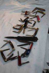 lot 284 image: Pocket Knives Texas flag knife, True, Pink Fight cancer ribbon knife, and more