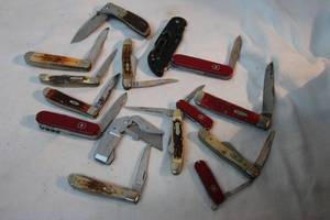 lot 285 image: Pocket knives Bone handle knives, Swiss army, Gerber, Red Case XX,