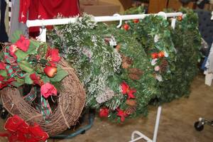 lot 294 image: Christmas wreaths and grapevine wreath