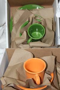 lot 288 image: Fiesta Tangerine and Shamrock green dish sets in box