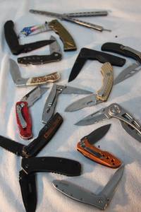 lot 540 image: Pocket Knives 4-6 in blades Cabelas, Vietnam Memorial knife, Gerber, Kershaw Sheffield and more