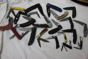 lot 543 image: Pocket Knives Buck, Gerber, Old Timer, Kershaw, Swiss Army,