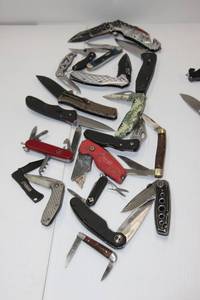 lot 546 image: Pocket Knives Case, Swiss Army, Old Timer, Gerber