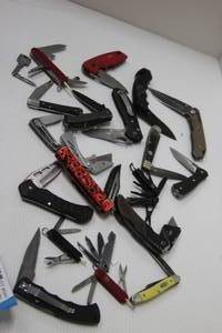 lot 544 image: Pocket Knives Buck, Classic Case, Mel Pardue, Gerber, Moore, Milwaukee and more
