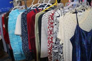 lot 550 image: Womens Clothes, see pictures