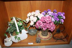 lot 251 image: Craft flowers duck home dcor