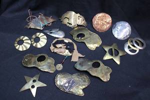 lot 260 image: Artisan crafted belt buckles and scarf holders (some signed by artist - 1-12 lbs.