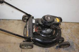 lot 129 image: Lawn mower Briggs & Stratton 21 push mower model 11A-414E029. Working condition unknown.