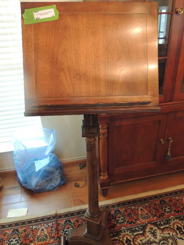 lot 4 image: Baker Furniture
