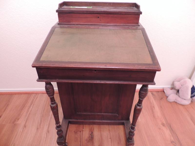 lot 21 image: ANTIQUE