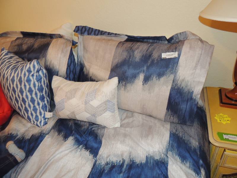 lot 35 image: BEDDING