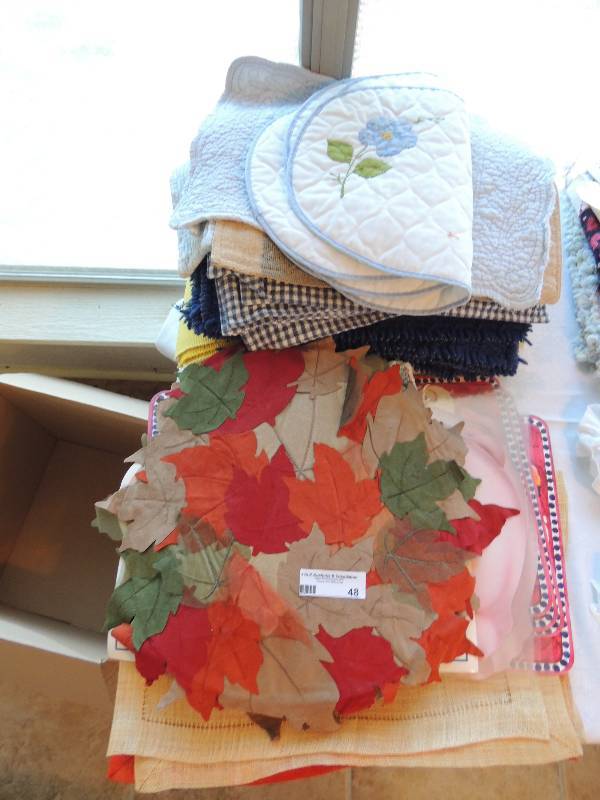 lot 48 image: TABLE LINENS