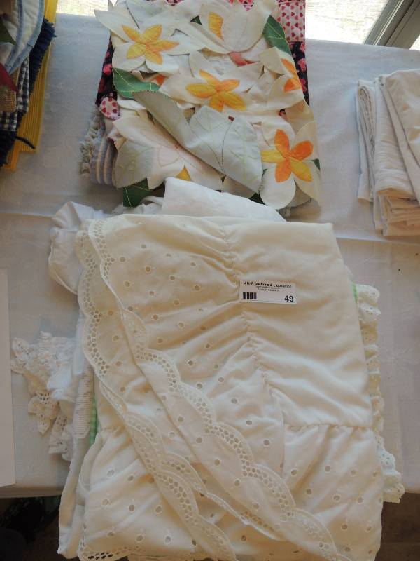 lot 49 image: TABLE LINENS