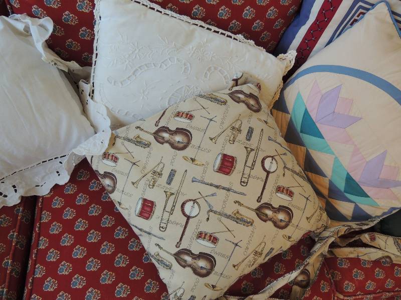lot 61 image: PILLOWS