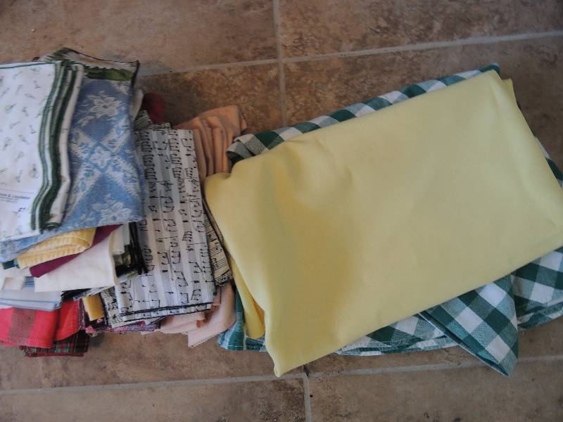 lot 62 image: TABLE LINENS