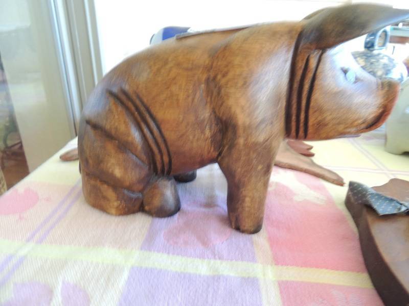 lot 106 image: PIGS