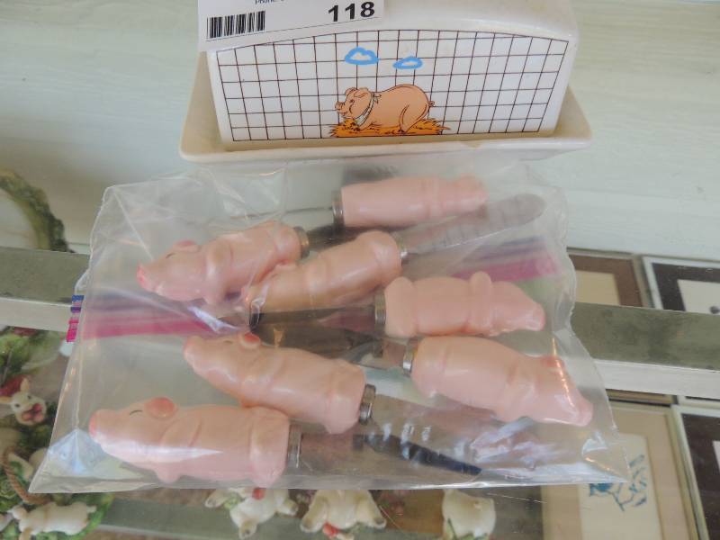 lot 118 image: PIGS