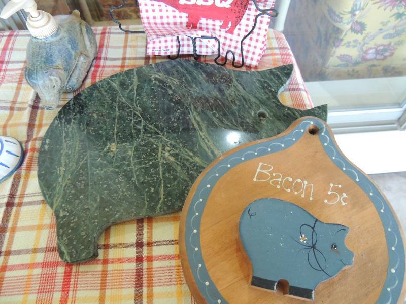 lot 127 image: PIGS