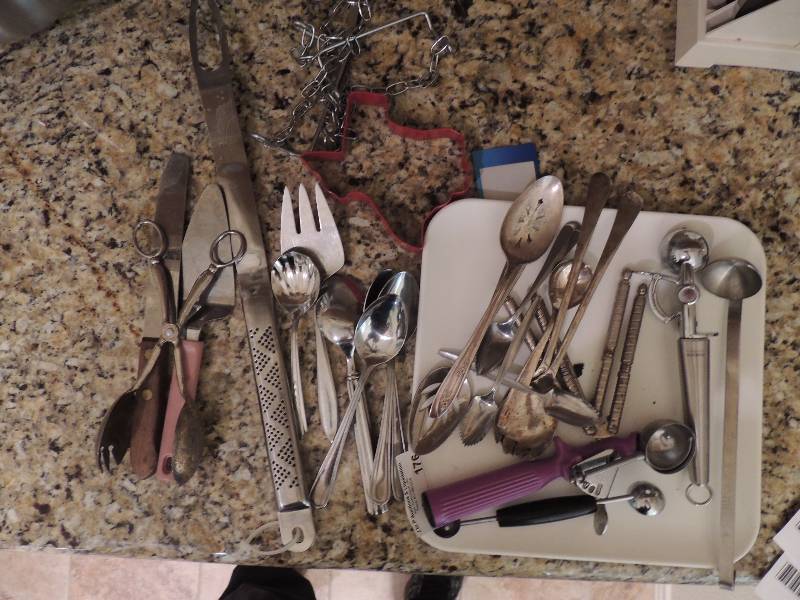 lot 176 image: KITCHENWARES