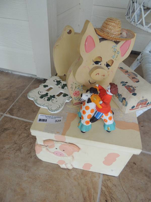lot 325 image: PIGS
