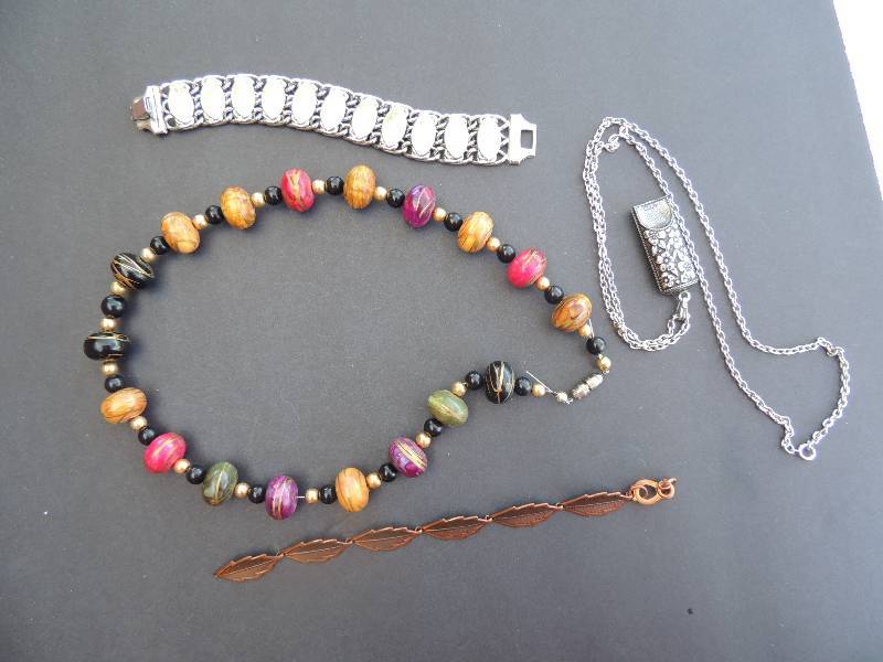 lot 303 image: JEWELRY