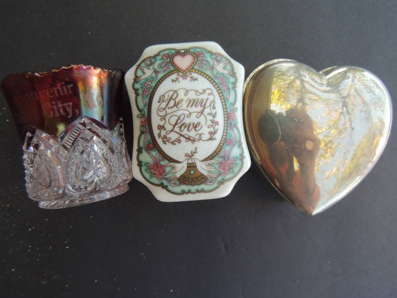 lot 290 image: TRINKET BOX