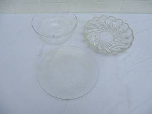lot 29 image: Lot Glass Platers  Chip and dip, Some Crystal