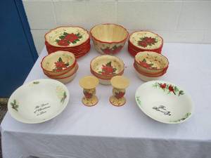 lot 9 image: Mixed Lot Christmas plates, dishes and bowls