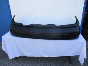 lot 7 image: Like New- Honda Civic Rear Bumper Cover 1992-1995, Prim ED R71501-SR4-000ZZP