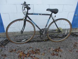 lot 33 image: Vintage Sakae Bike with powering gears, shimano SS 515 break set. Tires were holding air when brough in.