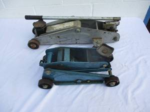 lot 32 image: 2-Floor Jacks -Unknown sizes