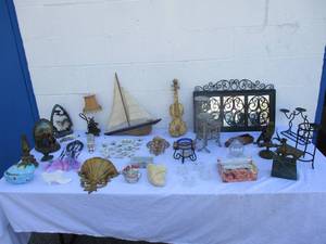 lot 15 image: Mixed Lot of This and That -Decorations