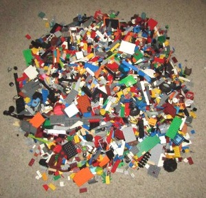 lot 94 image: An almost full 10 gallon bucket of mixed Lego bricks