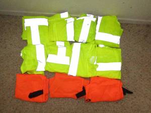 lot 95 image: 11 Safetey Vests