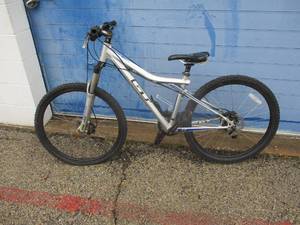 lot 50 image: GT USA Avalanche SR Suntour Mountain Bike