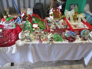 lot 27 image: Lot of mixed christmas items.