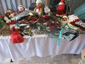 lot 39 image: Lot of mixed christmas items.